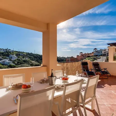 Golf 2br - Private Terrace, Beautiful Views, Near * 에스테포나